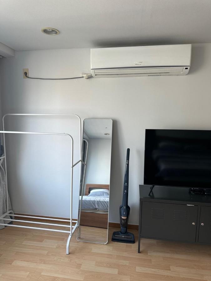 Hongdae Guesthouse 1Min From Hongik Uni Station Exit #1 Seoul Ngoại thất bức ảnh